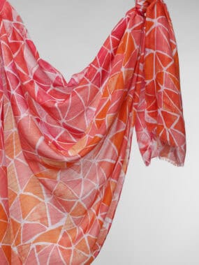 Triangular lightweight scarf