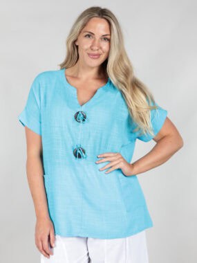 Cotton top with large wooden buttons